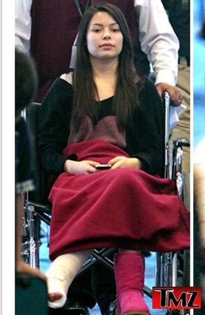 Miranda Cosgrove aparece com pé engessado