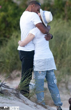 Madonna é vista aos beijos com seu <i>affair</i>