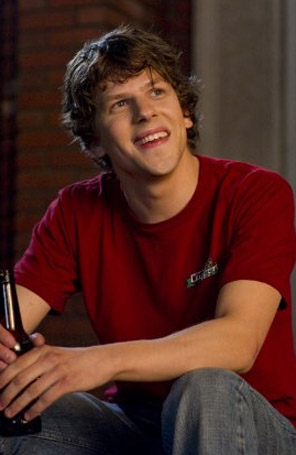 Jesse Eisenberg tenta terminar a faculdade faz dez anos