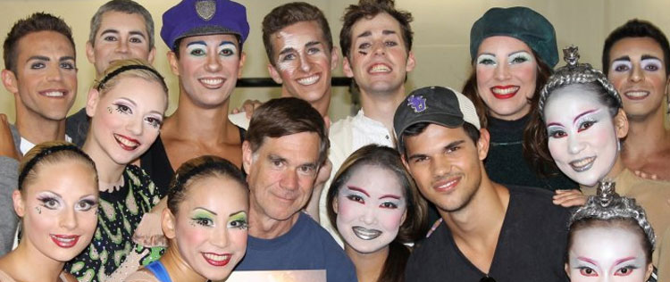 Taylor Lautner assiste ao <i>Cirque Du Soleil</i>