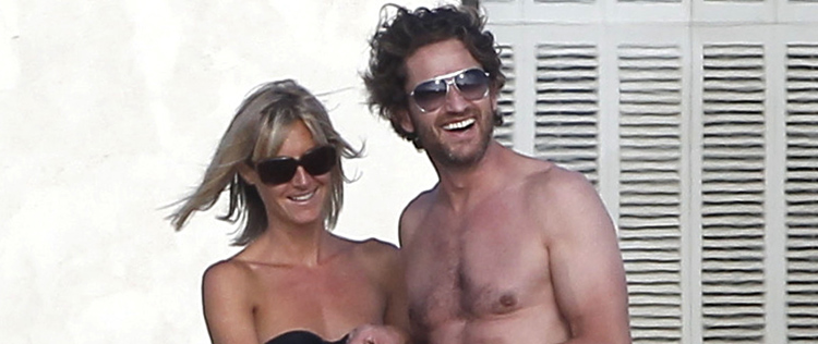 Gerard Butler aparece com companhia feminina em praia