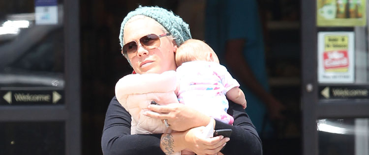 P!nk leva a filha para compras em mercearia