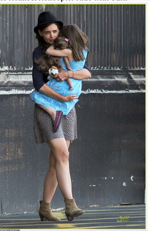 Katie Holmes e Suri Cruise viajam de helicóptero