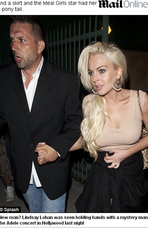 Lindsay Lohan deixa <i>show</i> acompanhada por rapaz