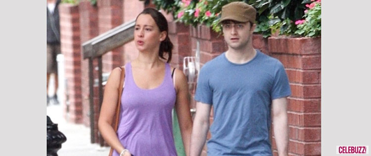 Daniel Radcliffe passeia com a namorada