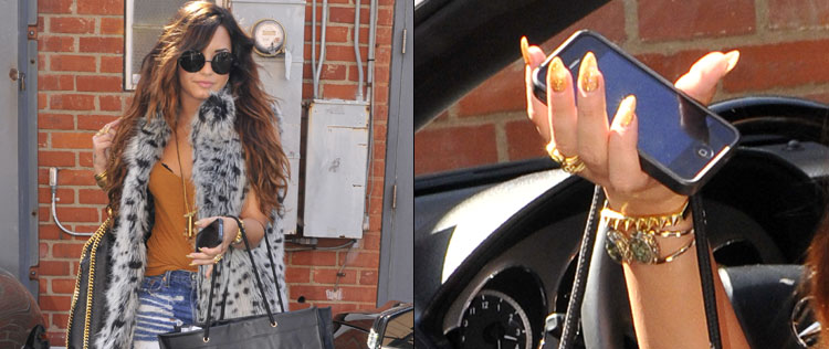 Demi Lovato faz compras com as unhas douradas
