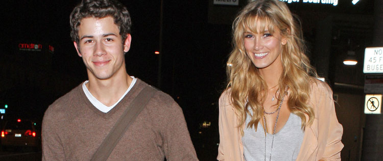 Nick Jonas passeia com Delta Goodrem