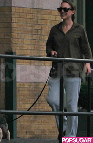 Natalie Portman passeia com o cachorro