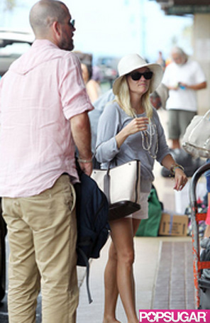 Reese Witherspoon volta de viagem