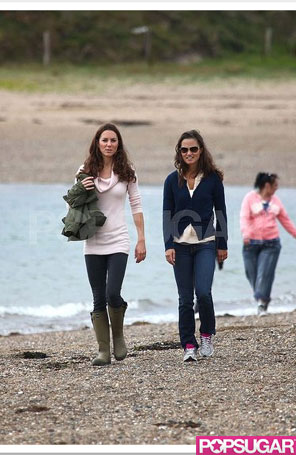 Catherine e Pippa Middleton caminham juntas pela praia