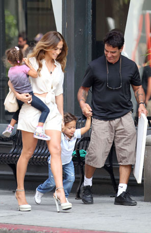 Jennifer Lopez recebe os filhos em <I>set</i> de novo clipe