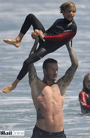 David Beckham aproveita dia de praia com seus filhos