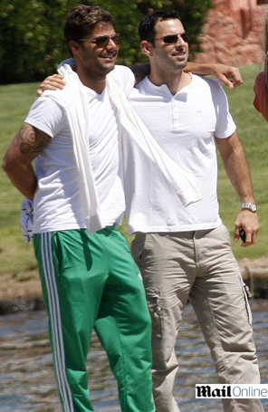Ricky Martin é fotografado com o namorado. Confira!