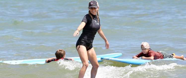 Reese Witherspoon surfa no Havaí