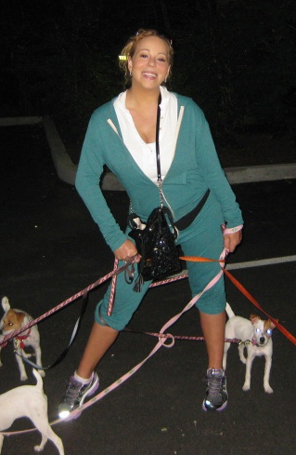 Mariah Carey se enrola em passeio com os cachorros