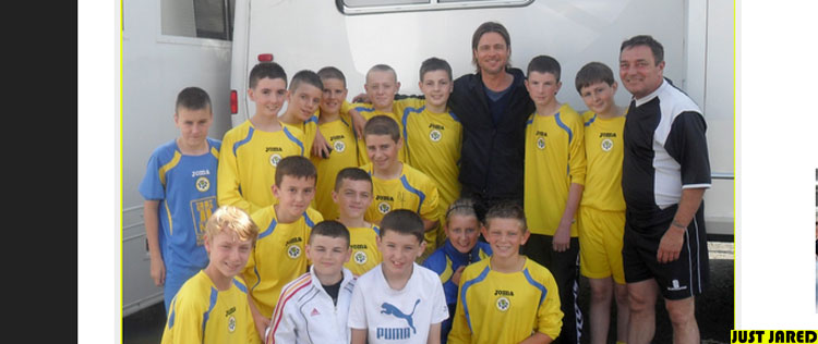 Brad Pitt posa para foto ao lado de time de futebol escocês