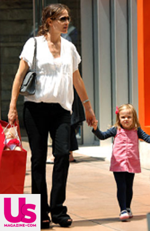 Jennifer Garner exibe a barriguinha