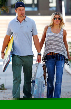 Fergie e Josh Duhamel são flagrados fazendo compras