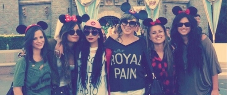 Demi Lovato visita a Disnelândia