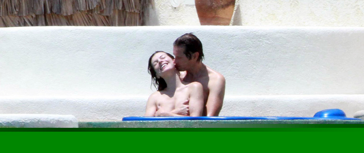 Miilla Jovovich faz <i>topless</i> em hotel no México