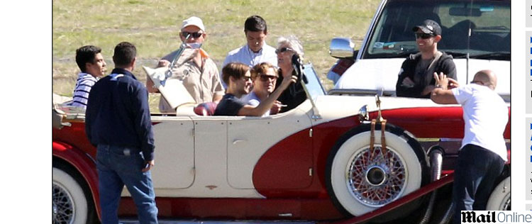 Leonardo DiCaprio filma cenas em carro <i>vintage</i>