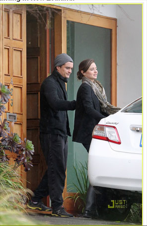 Miranda Kerr e Orlando Bloom visitam casa em Nova Zelândia