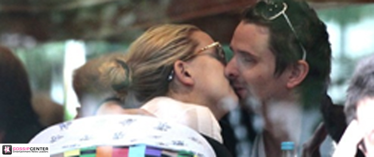 Kate Hudson beija noivo em café
