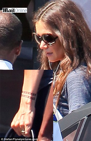 Katie Holmes fez uma tatuagem? Descubra aqui!