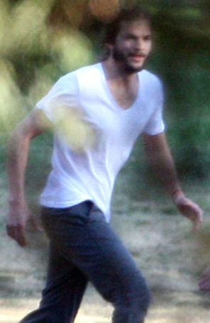 Ashton Kutcher joga futebol em festa de Ellen Degeneres