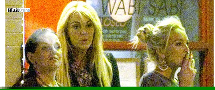 Lindsay Lohan bebe vinho na companhia da mãe