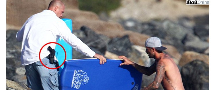 David Beckham leva segurança armado até a praia