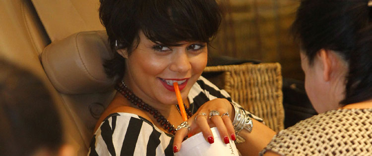Vanessa Hudgens vai à manicure com a mãe