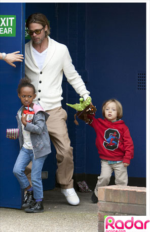 Brad Pitt vai ao cinema com os filhos