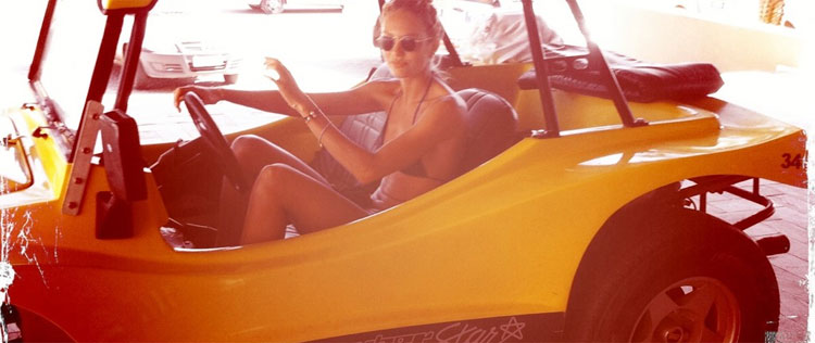 Candice Swanepoel passeia de <i>buggy</i> em Fortaleza
