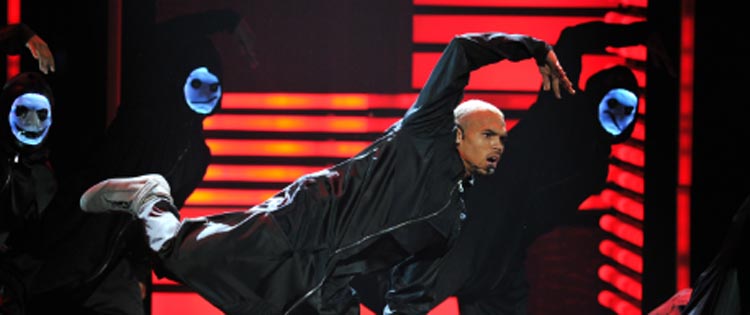 Chris Brown perde e recupera seu relógio durante o <i>VMA</i>