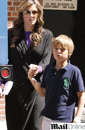 Elizabeth Hurley leva filho a <i>Gossip Girl</i>