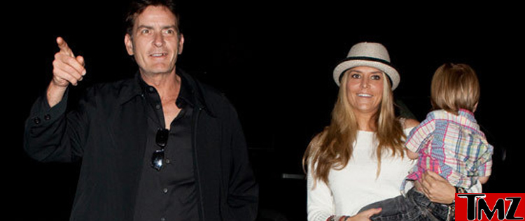 Charlie Sheen comemora com ex-mulher e filhos