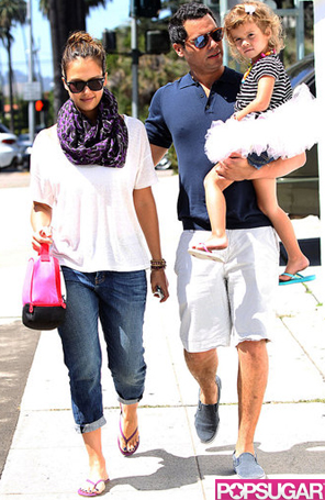 Jessica Alba almoça com marido e filha