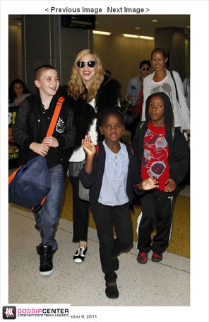 Madonna é vista no aeroporto de Nova York com os filhos