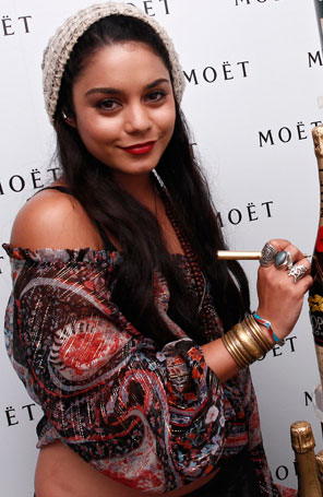 Vanessa Hudgens exibe cabelos longos
