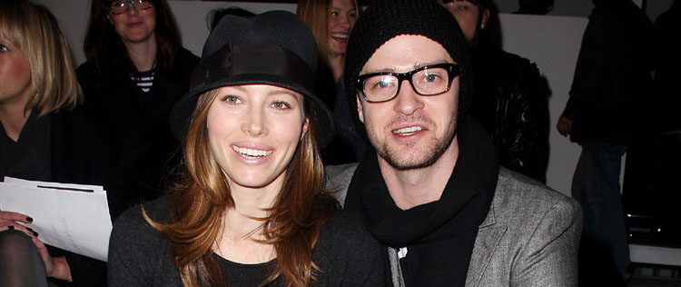 Justin Timberlake e Jessica Biel vão com amigos a bar