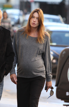 Carla Bruni exibe barrigão de gravidez