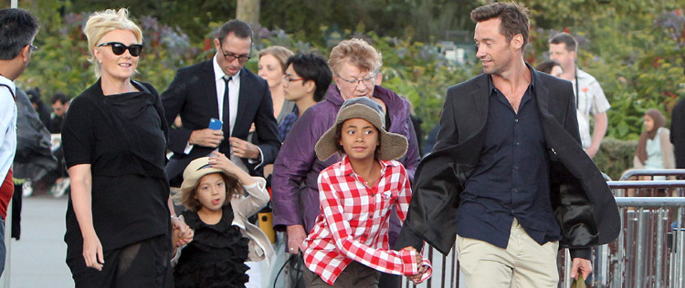 Hugh Jackman curte Paris na companhia da família