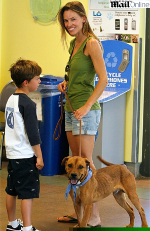 Hilary Swank adota cachorro de estimação