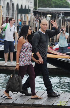 Matt Damon passeia com a esposa em Veneza