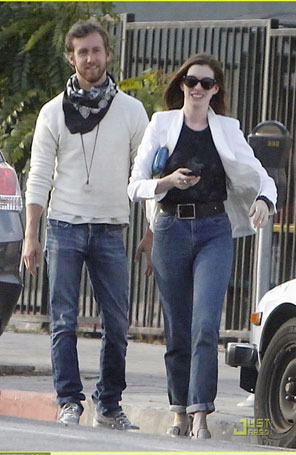 Anne Hathaway passeia com o namorado