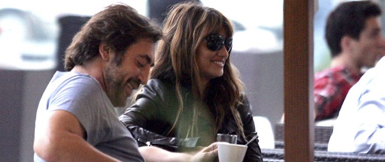 Penélope Cruz e Javier Bardem tomam café em Saraievo