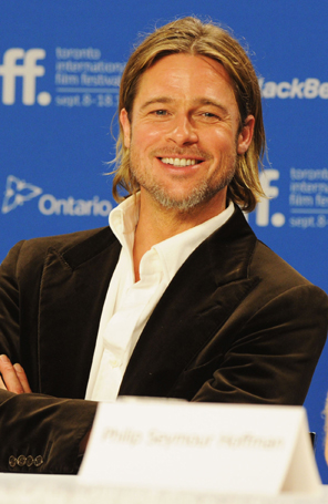 Brad Pitt aparece barbudo e cabeludo em lançamento de filme