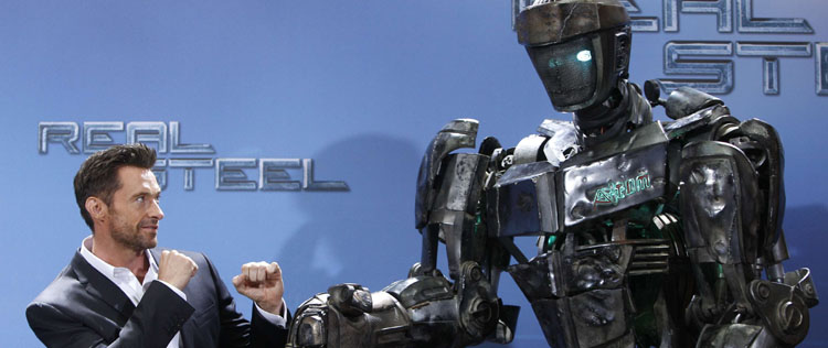 Hugh Jackman encara robô durante divulgação de novo filme