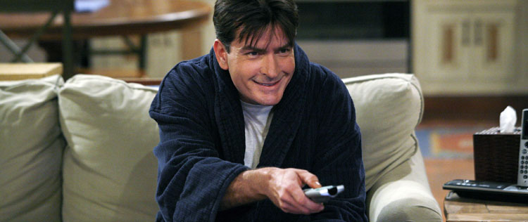 Charlie Sheen diz que está sóbrio e se dedicando à família